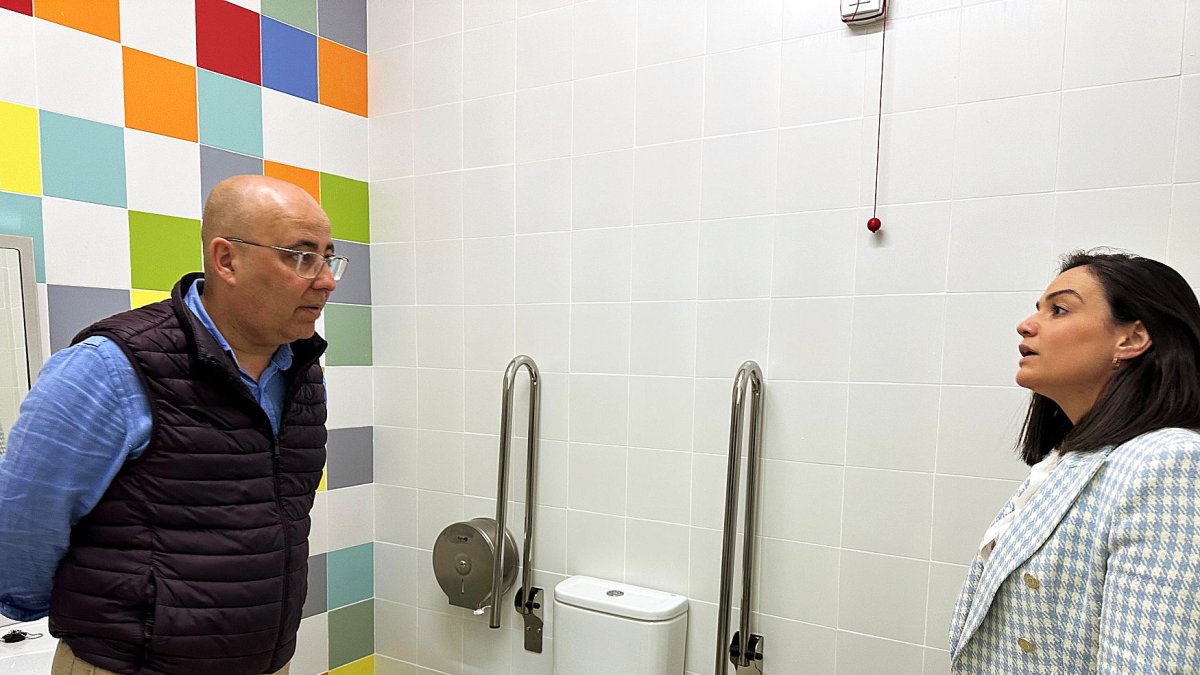 El alcalde, Domingo Fernández visita el CEIP Príncipe Felipe.