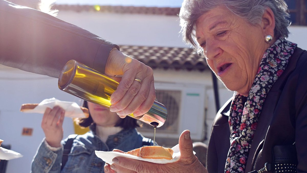 Desayuno saludable con pan, tomate y aceite de Abrucena en el Homenaje al Olivo.