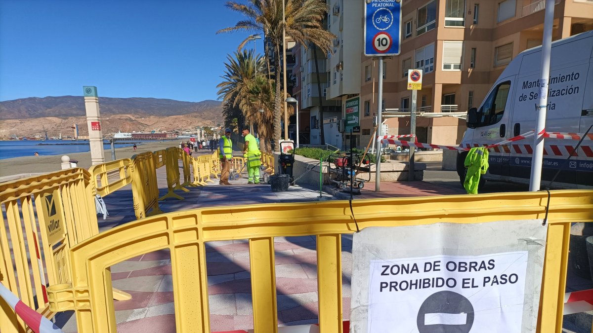 Comienzan los trabajos de renovación del carril bici desde El Palmeral hasta Playa San Miguel.