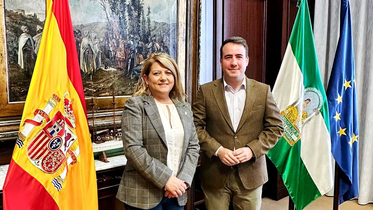 Lourdes Ramos, alcaldesa de Gádor, con Fernando Giménez, vicepresidente de la Diputación, que será el conferenciante este año.