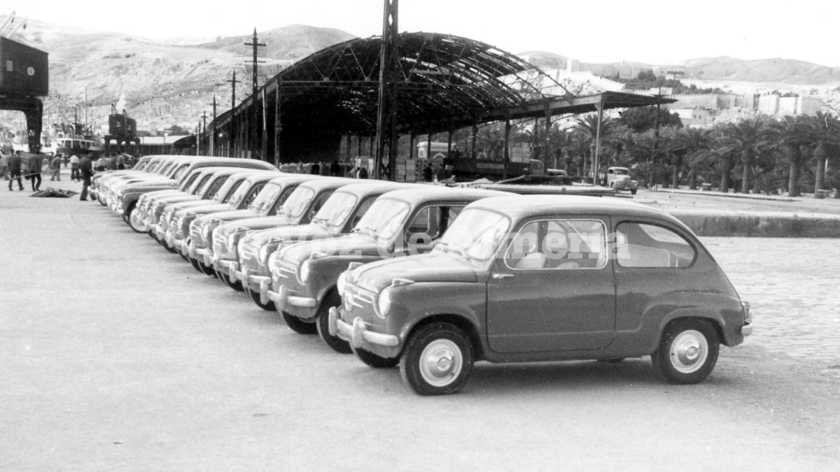 Los coches de la marca Seat que llegaron al puerto de Almería desde Barcelona en 1958. Eran de los modelos 1.400 y 600.