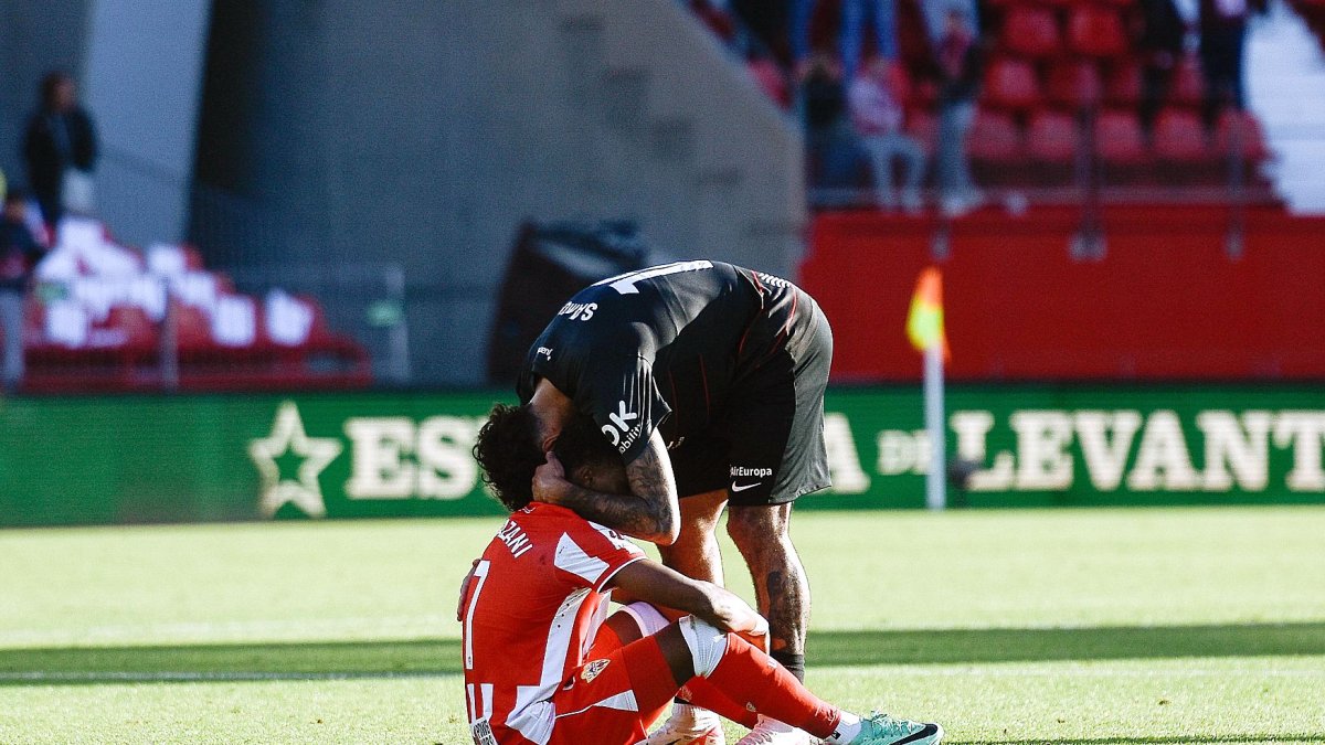 Samú Costa consuela a Ramazani tras el Almería 0 Real Mallorca 0.