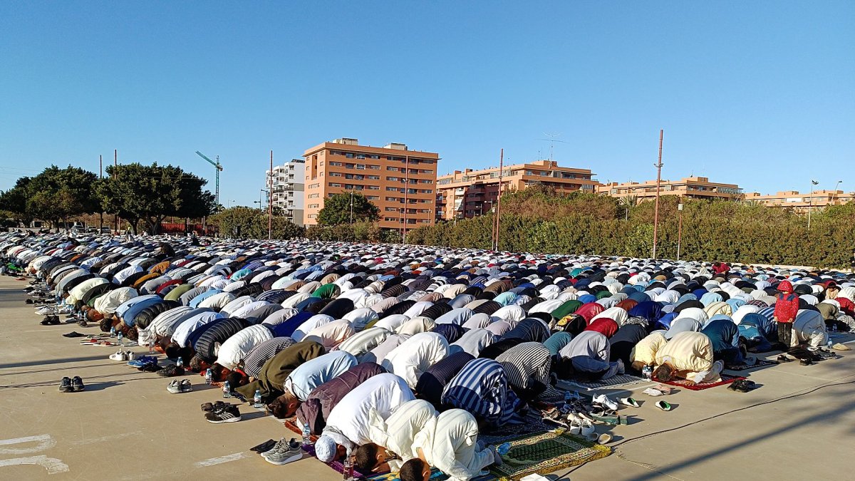 Imagen del rezo por el fin del Ramadán en Almería.