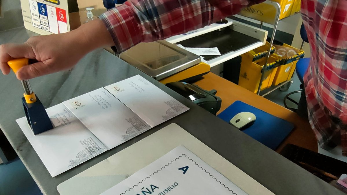 Sello conmemorativo del centenario de la última visita de San José María Rubio a Dalías.