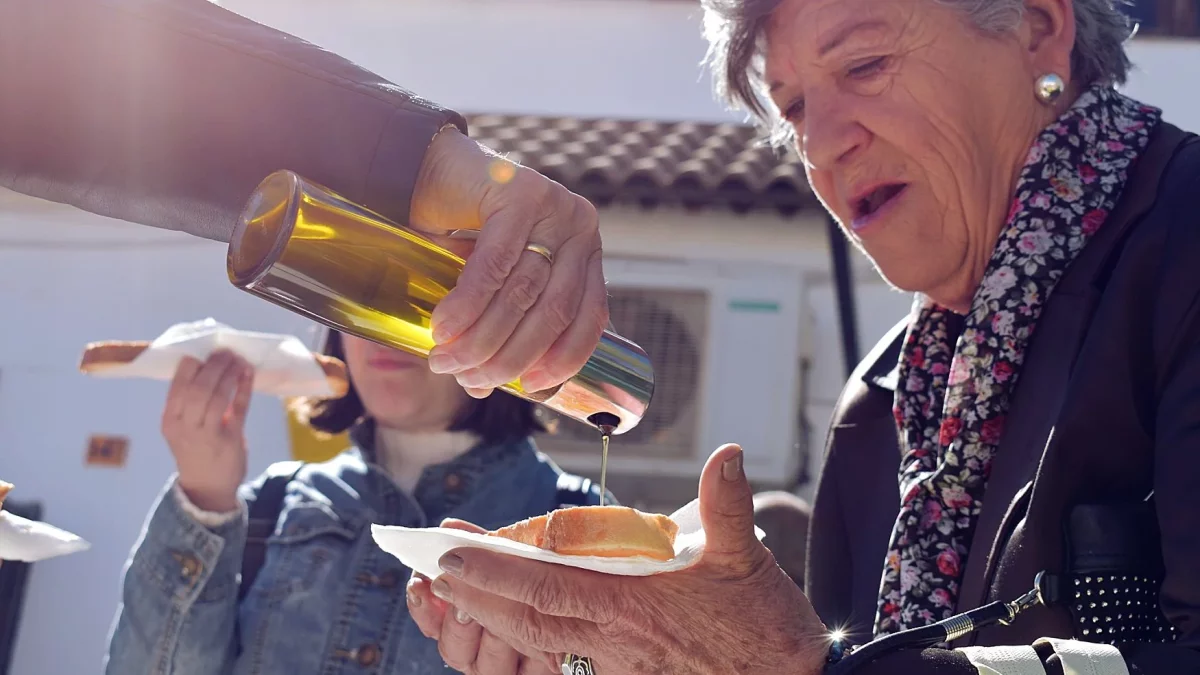 Imagen de archivo de una mujer que se prepara para consumir una elaboración con aceite de olvida.