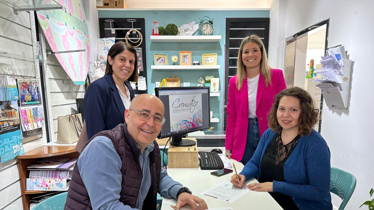 Entrega de la ayuda a un comercio huercalense.