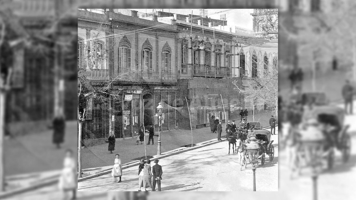 El Paseo de Almería en los años 30, cuando aún conservaba los viejos faroles de gas que iluminaban la avenida de noche.