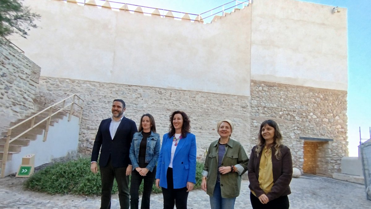 Foto de familia delante de la zona rehabilitada