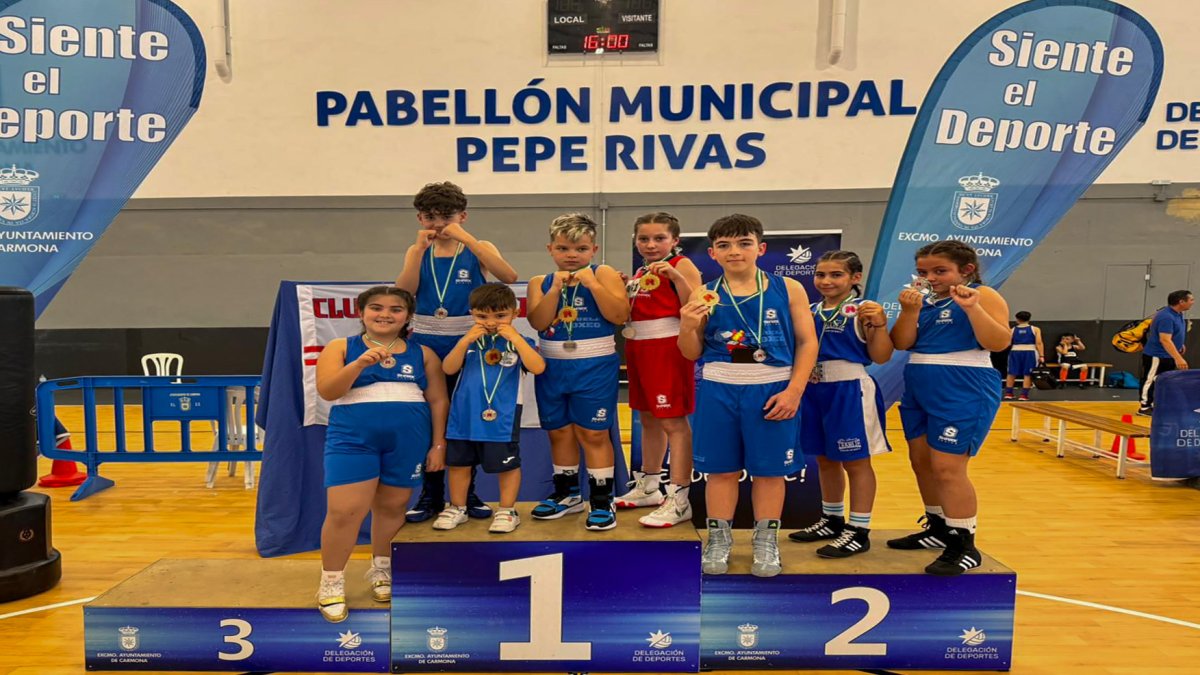 Los alumnos tras las victorias en el campeonato.