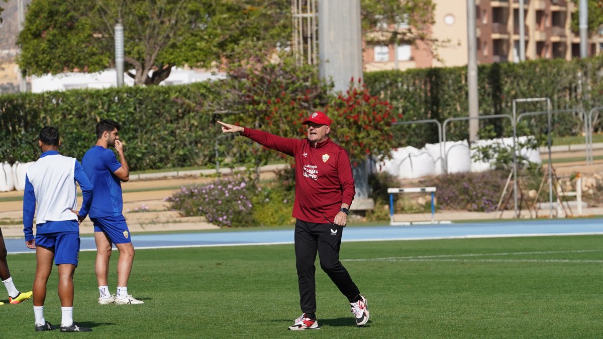 El entrenador del Almería en el campo Anexo dando instrucciones a los jugadores.