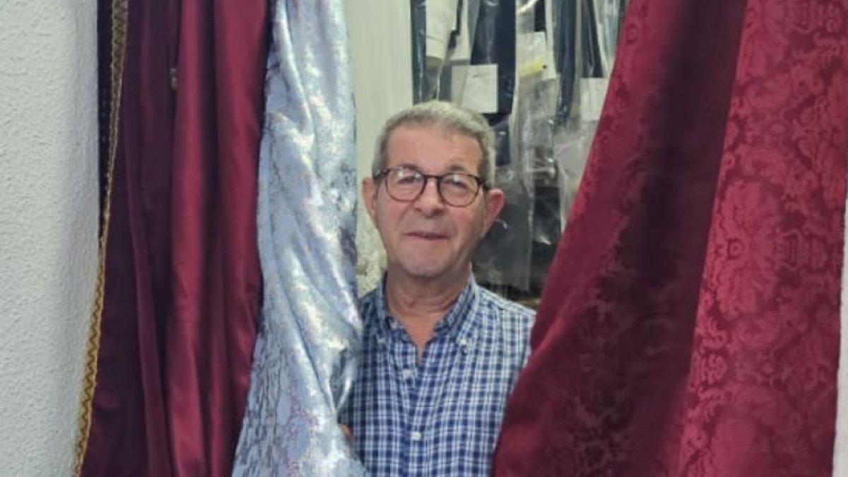 Francisco Martínez Rodríguez, entre cortinas, en su tintorería.