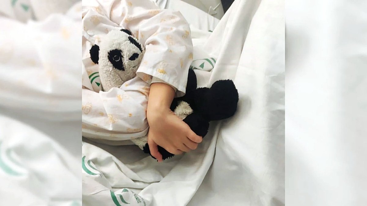 El pequeño Alejandro abrazando a su peluche favorito.