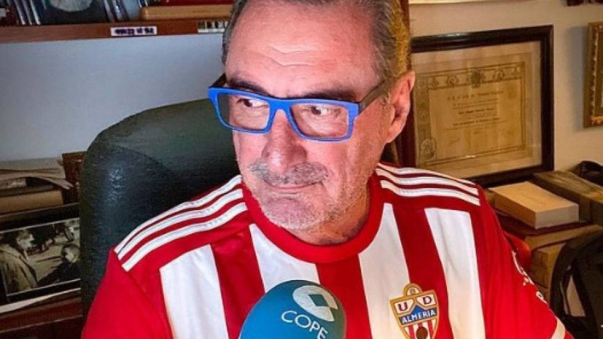 Carlos Herrera con la camiseta del Almería.