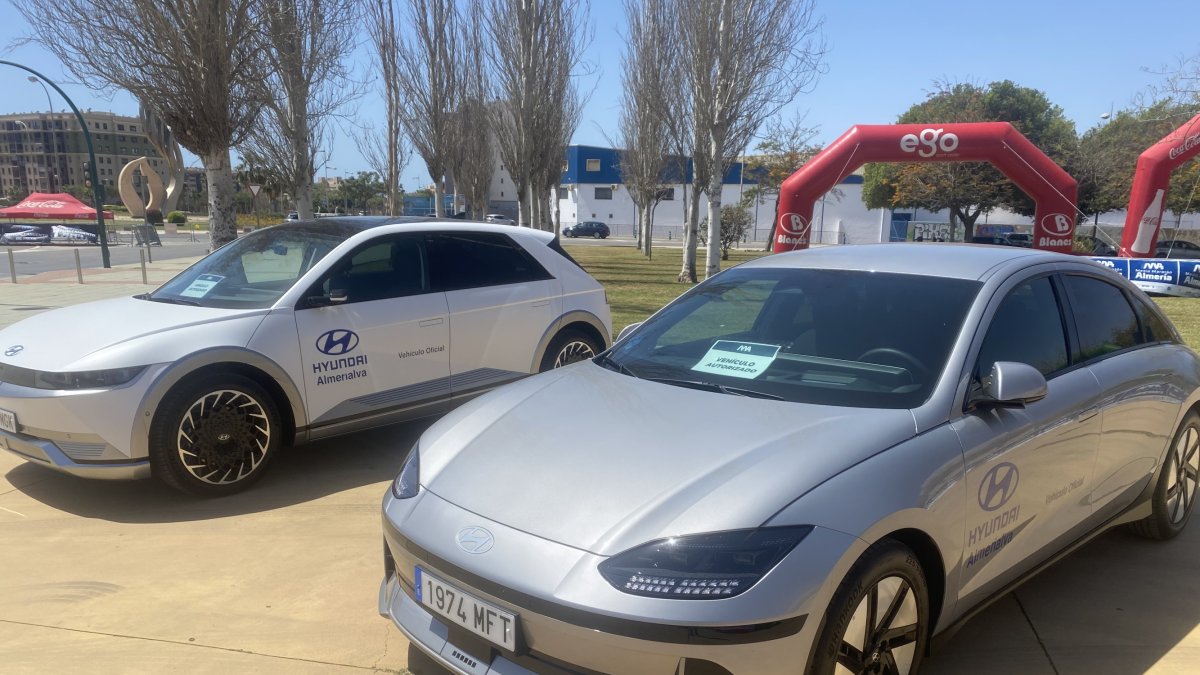 Modelos Ioniq junto al arco de salida de La Media 2024