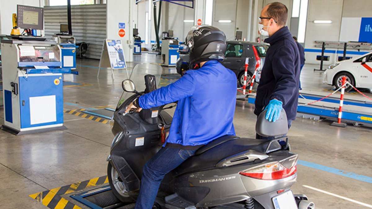 Un moto pasando la ITV