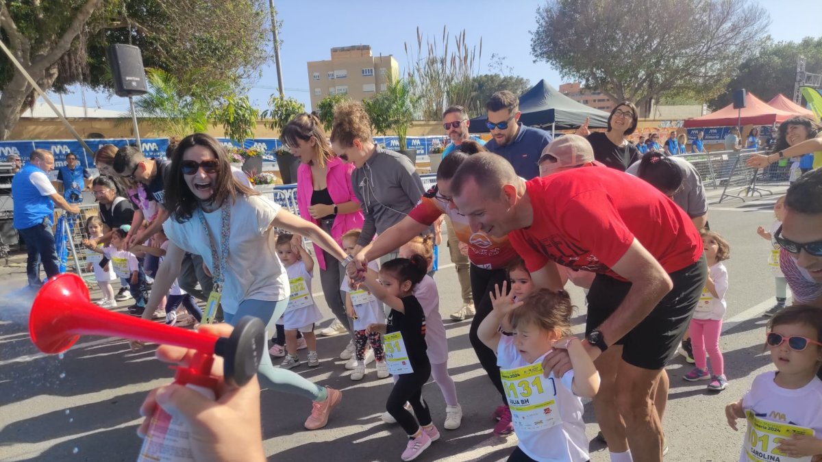 La salida de una de las carreras infantiles.