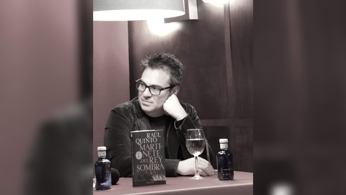 Raúl Quinto, en una presentación de su novela ‘Martinete del rey sombra’. Foto: Toñi Indalecio