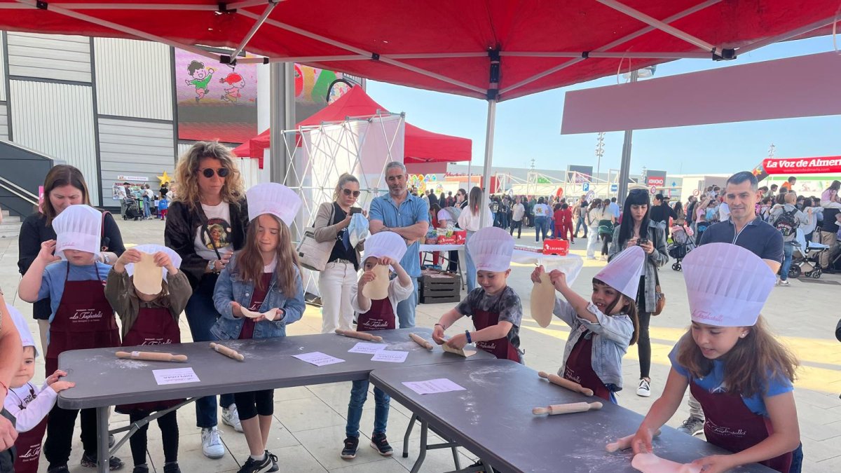 Niños haciendo masa en el taller de La Tagliatella.