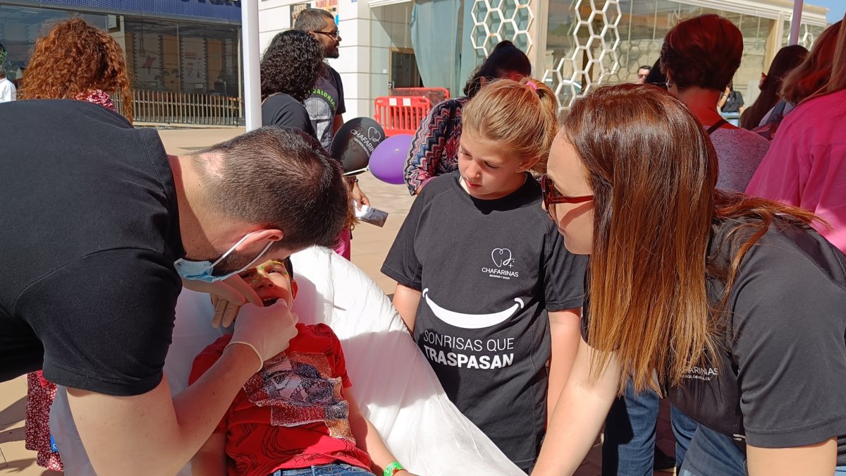 Odontólogos revisando la dentadura de un niño.