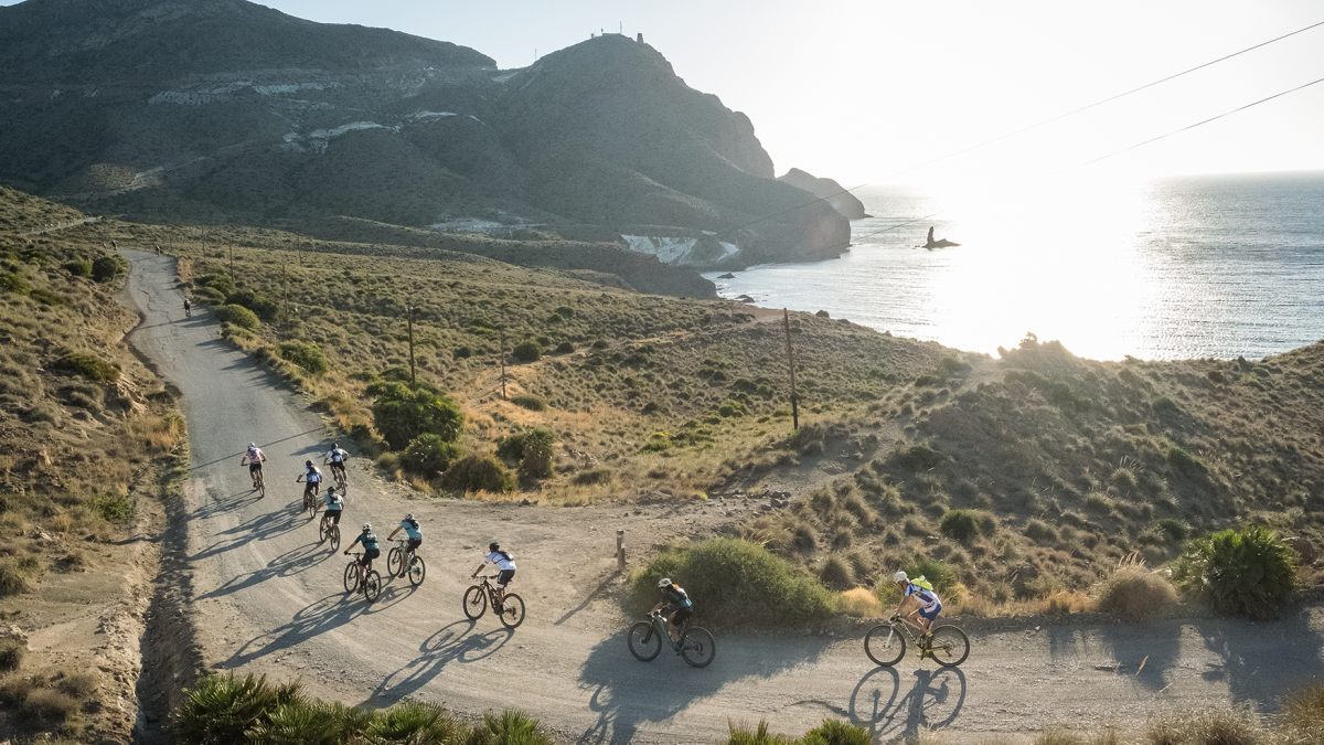 Una de las ediciones anteriores de la Titan Desert a su paso por Cabo de Gata.