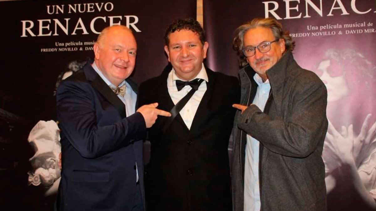 Ignacio Mañas El Indaliano, el exitoso compositor David Miralles y Antonio Casado, padre del Certamen de Cine de Mojácar. FOTO MAÑAS