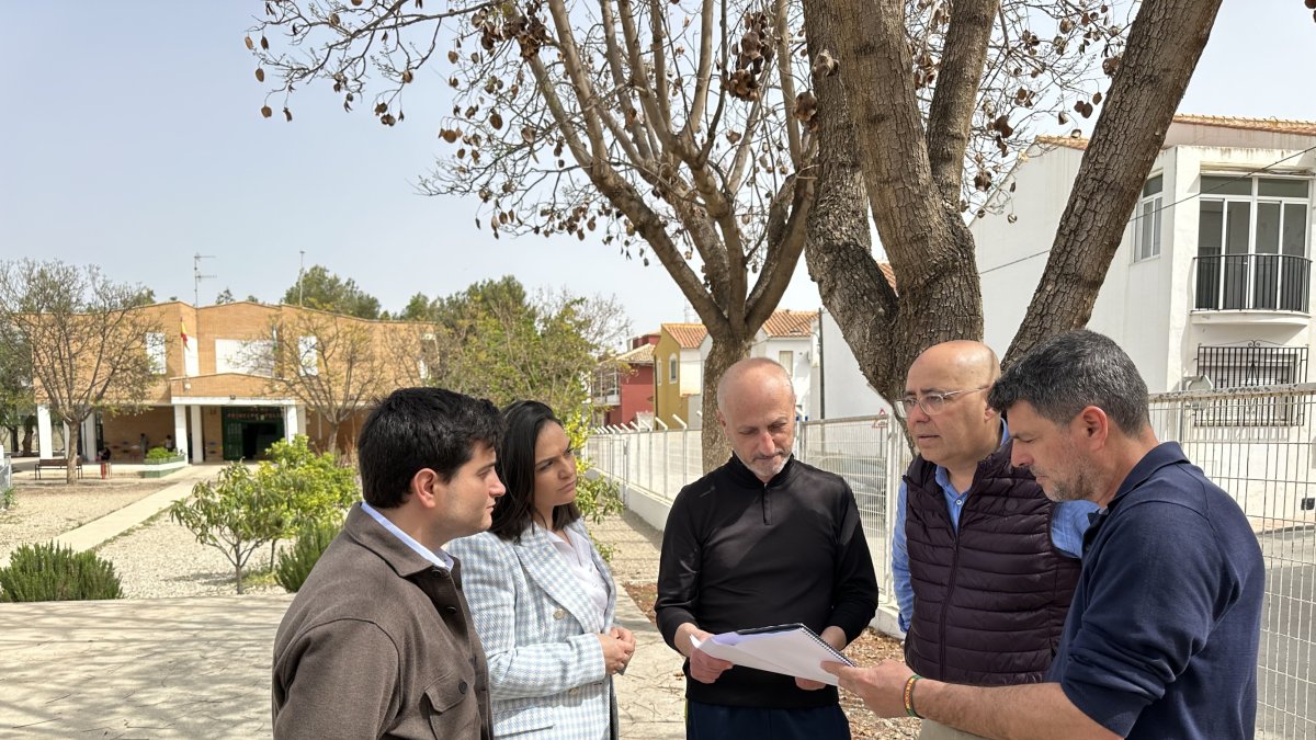 Autoridades supervisando el proyecto del nuevo comedor.