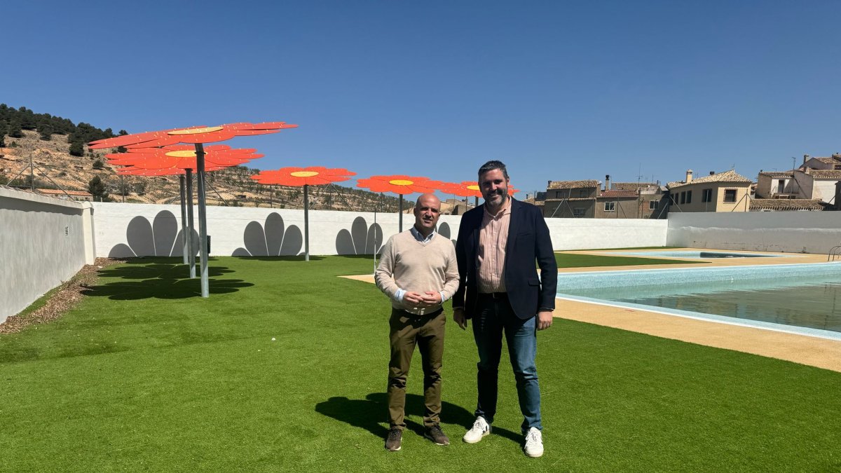 Juan José Alonso, acompañado del alcalde de la localidad de María, José Antonio García.