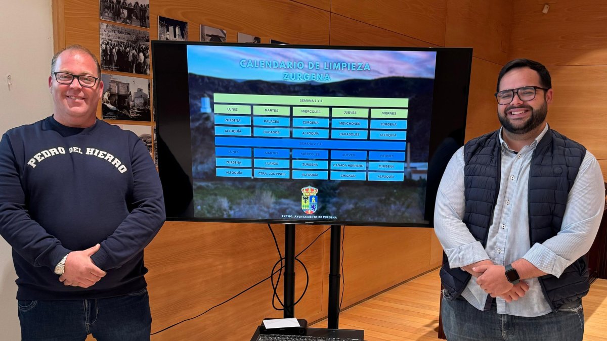 Antonio Jesús López, concejal de Obras y el alcalde, Domingo Trabalón presentan el nuevo calendario de limpieza.