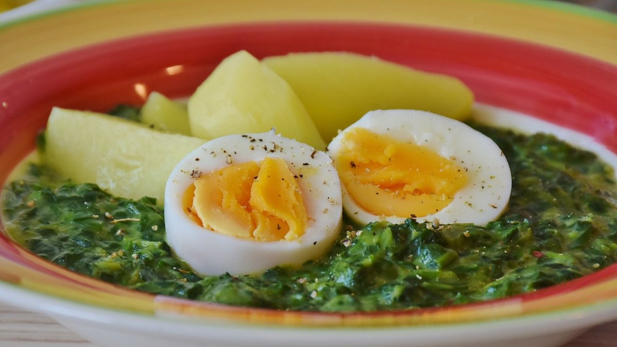 Huevo y espinacas cocidas para seguir la semana saludable