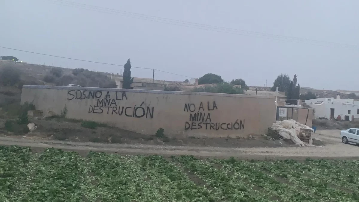 Pintadas contrarias a la mina aparecidas días atrás.