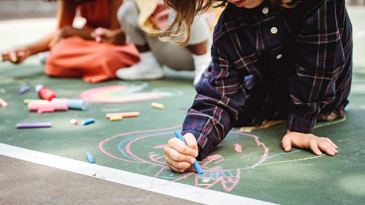 Un niño dibujando. Foto de archivo.