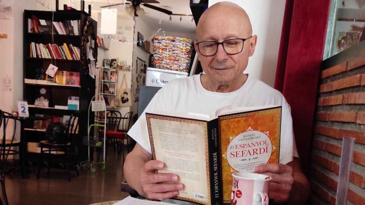 Manuel Gálvez Ibáñez posa con su último trabajo en la tertulia de 'Encuntros de cavico'.