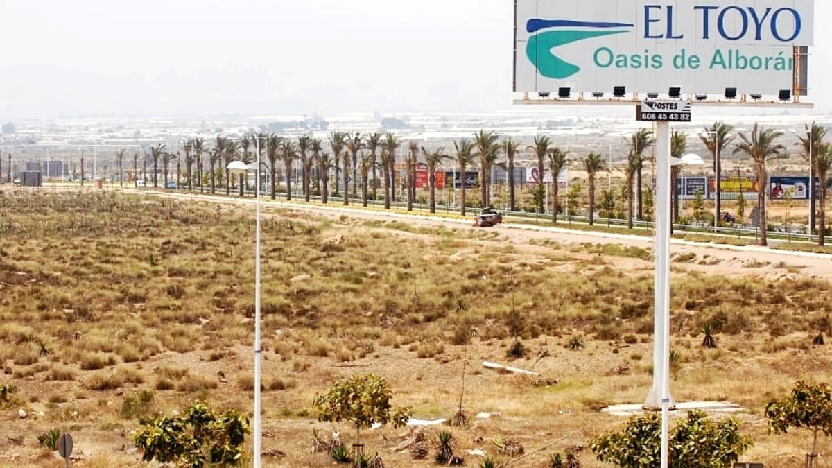 Turki tiene miles de metros cuadrado en El Toyo.