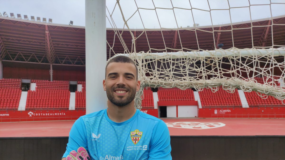 Maximiano posa feliz en una de las porterías del Mediterráneo.