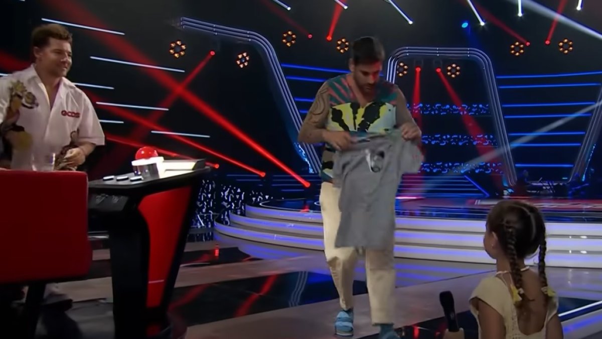 Bisbal y Melendi durante la entrega de la camiseta a Triana en La Voz Kids.