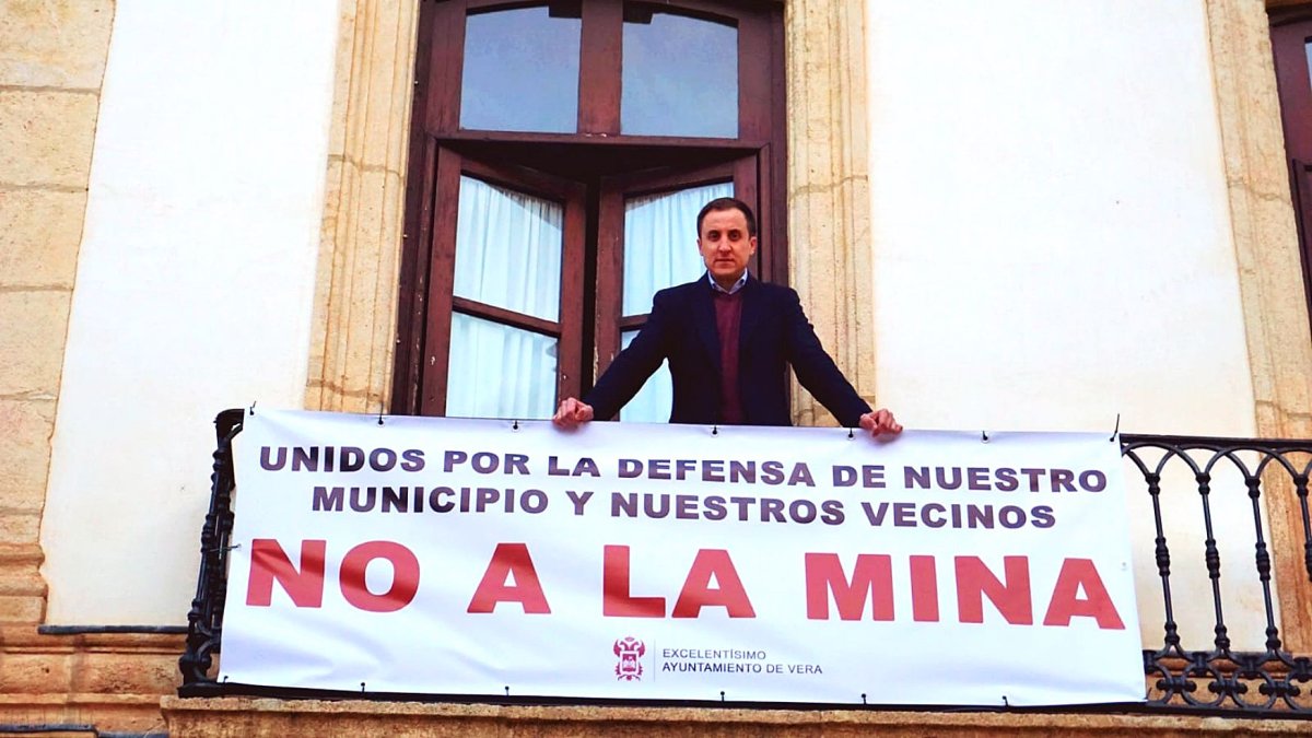 El alcalde veratense días atrás tras la colocación de la pancarta.