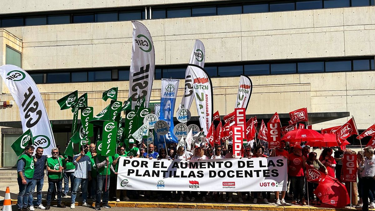 Manifestación frente a la sede de la Delegación de Desarrollo Educativo y FP en Almería.