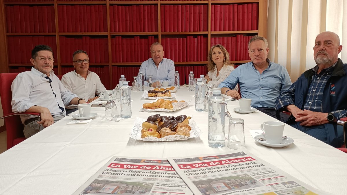 Antonio Bernardo García, Ángel Barranco, Pedro M. de la Cruz, Yolanda Hidalgo, Manuel León y Antonio Bretones participaron en este primer encuent