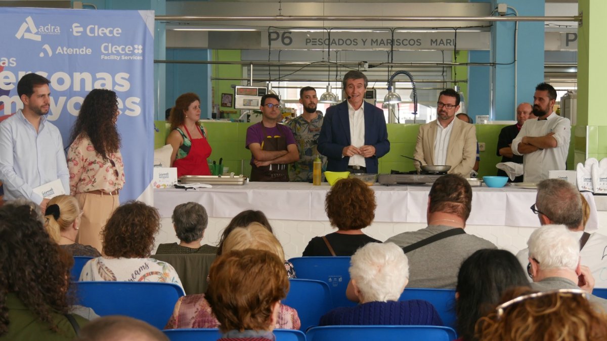 Presentación del recetario ‘Saboreando Dulces Recuerdos’ en el Mercado de Adra.