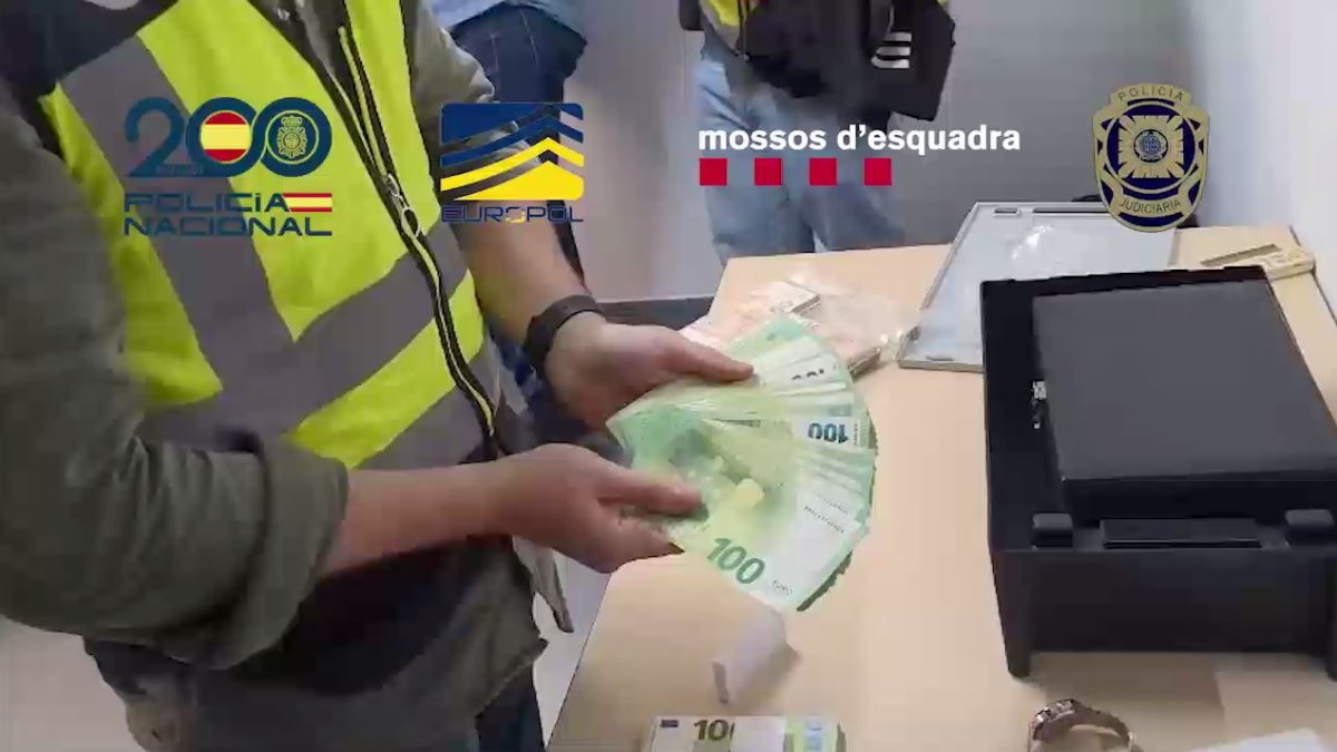 En los diferentes registros realizados se incautaron grandes sumas de dinero en efectivo, armas y relojes, entre otros.