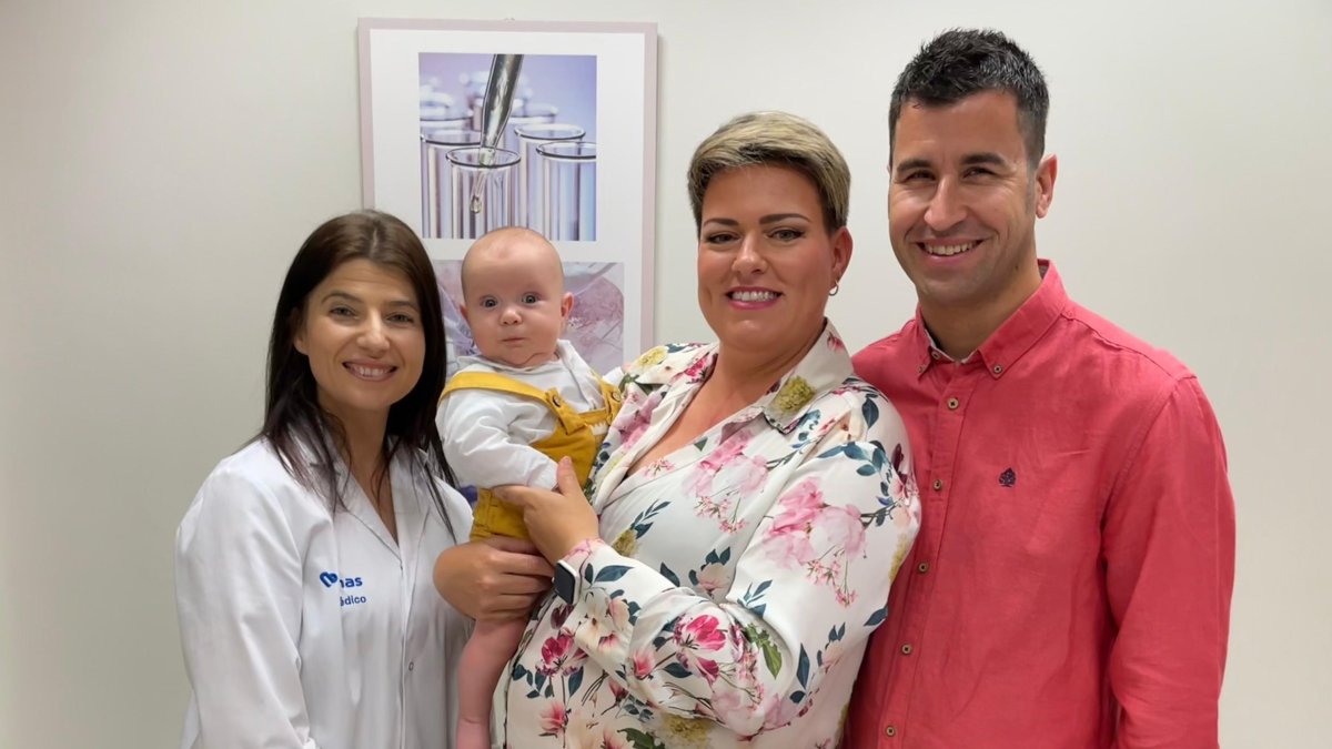 El pequeño Oliver con su familia junto a la doctora Pilar Cabrera que asistió la cesárea de Marta.