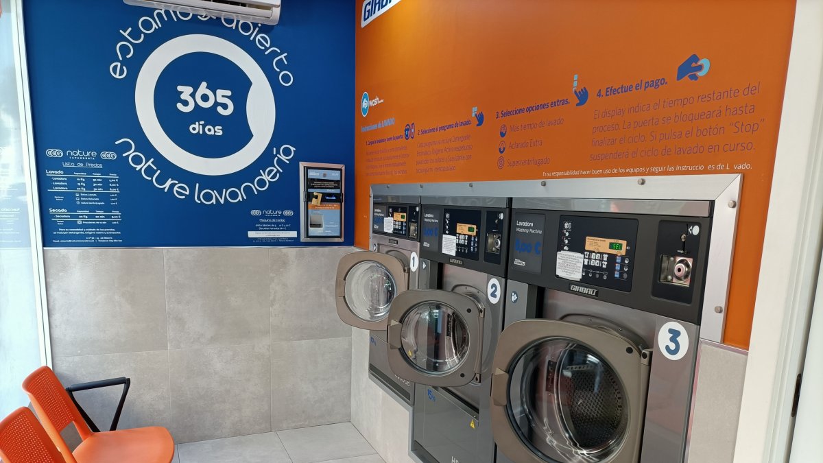 Lavandería Nature, situada en Calzada de Castro (Almería), va camino de cumplir su sexto aniversario atendiendo a sus clientes.
