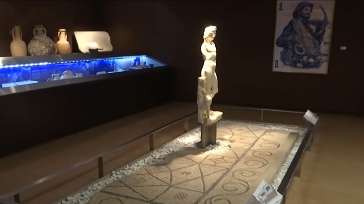 Interior de la sala dedicada al Imperio Romano almeriense en el Museo Arqueológico de Almería.