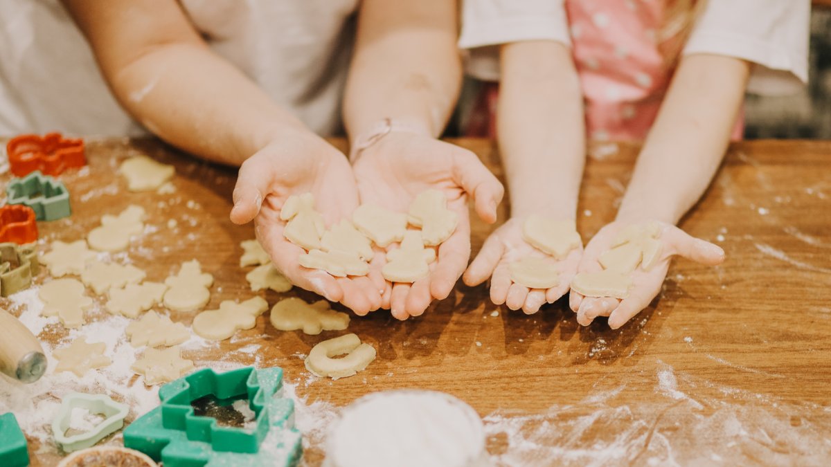 Unos niños cocinan. /Envato