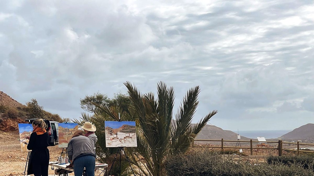 El taller de pintura se está desarrollando en Rodalquilar.