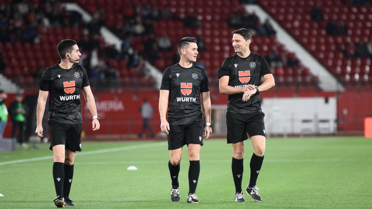 Ortiz Arias con sus auxiliares en la previa del Almería-Alavés.