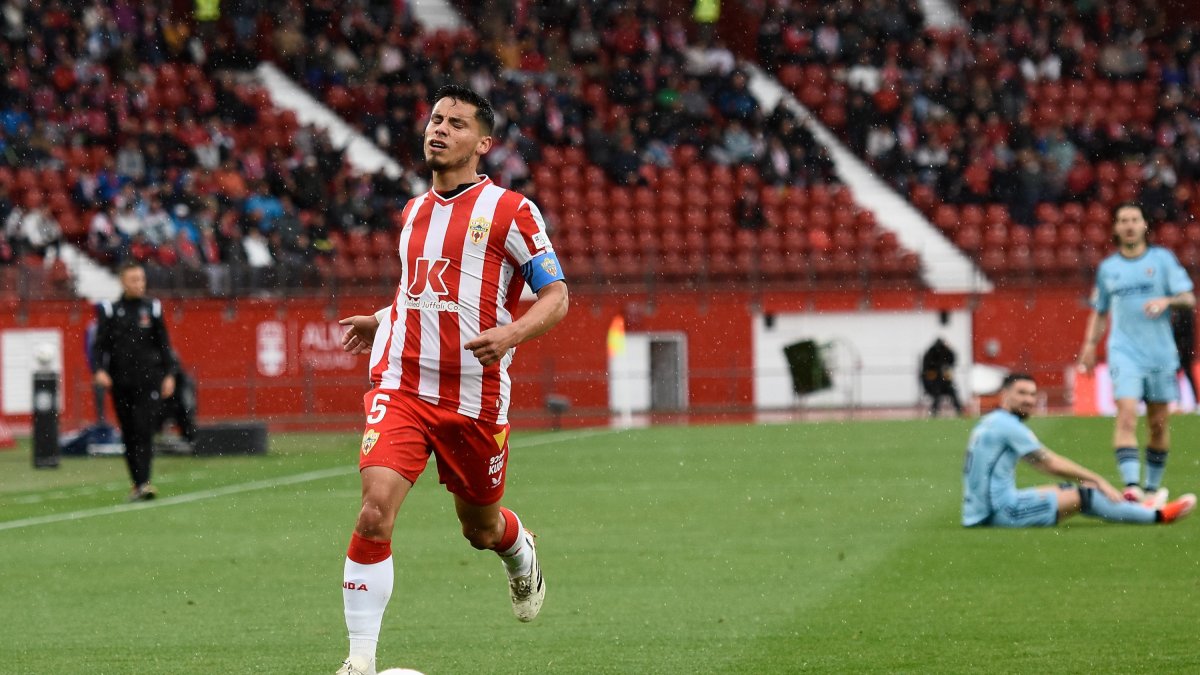 El futbolista argertino Robetone en el Almería-Osasuna.