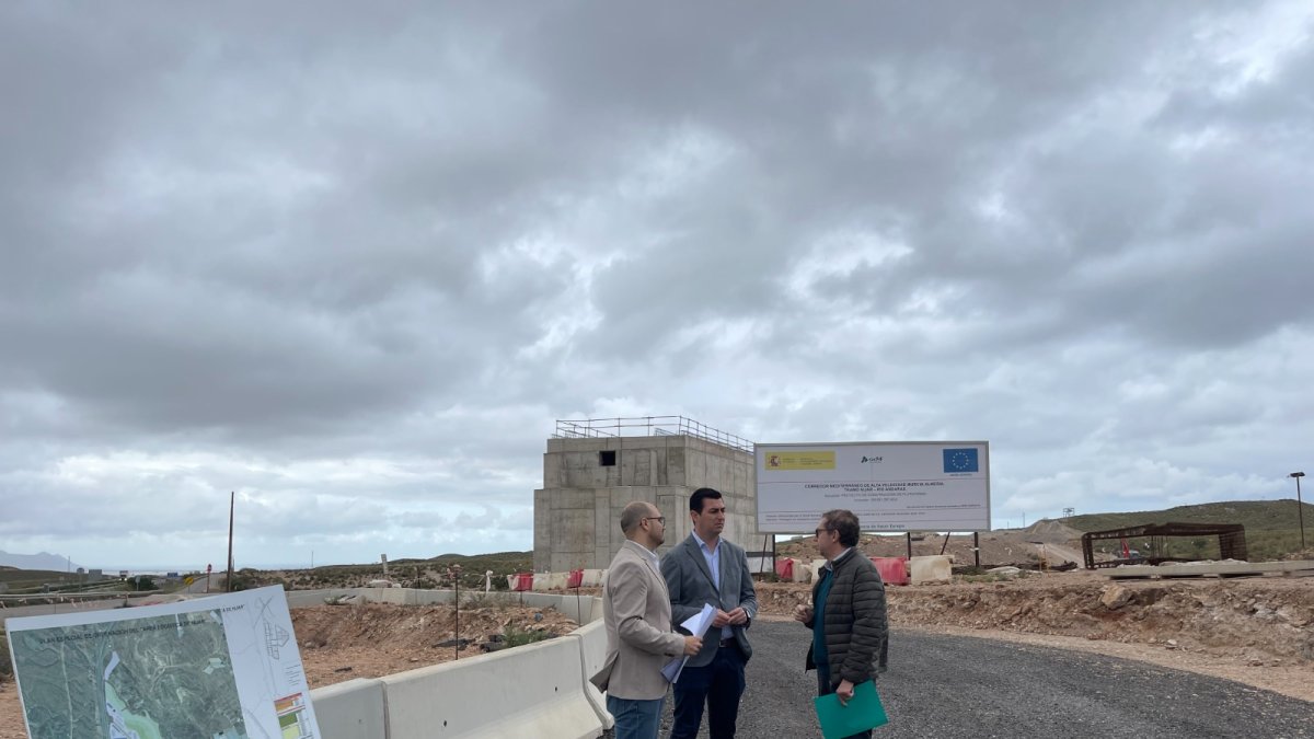 El alcalde de Níjar en las obras del Corredor Mediterráneo.