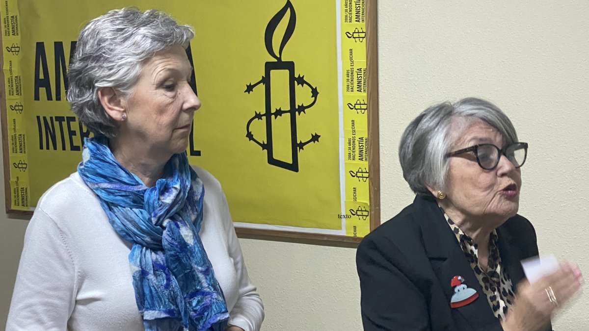 Mau Cardoso y Martirio Tesoro en la sede de Amnistía Internacional Almería.