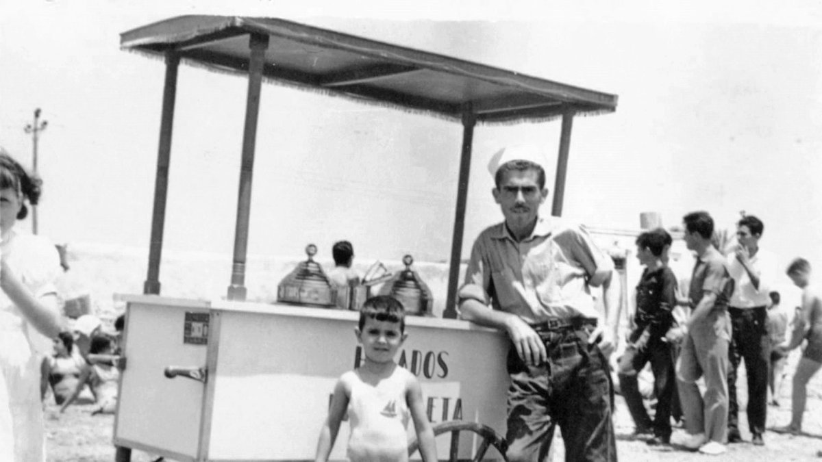 Manolico era un maratoniano del carrillo y el helado. Recorría las playas de la ciudad dos veces al día.